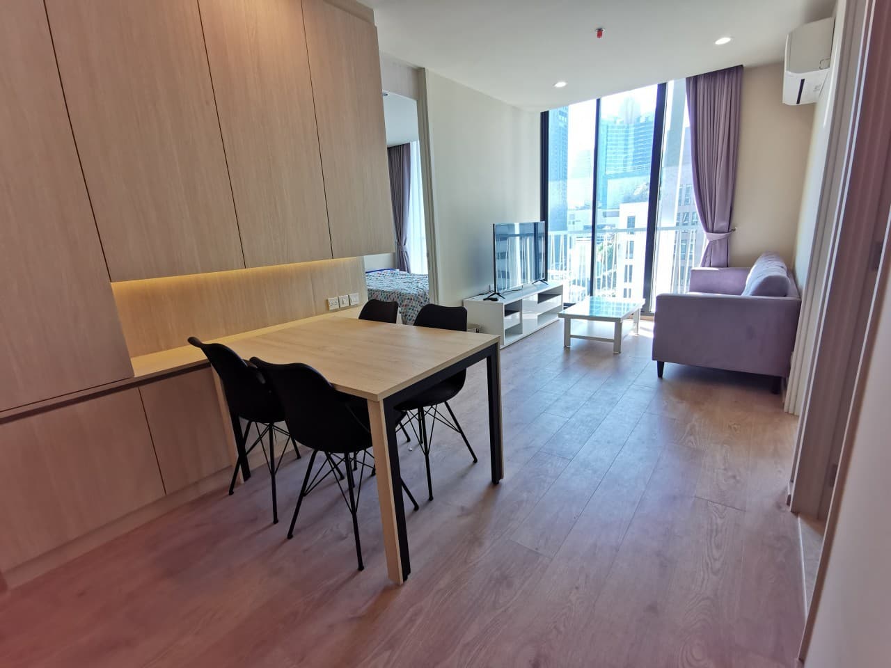 6563 – 147_living_room.jpg