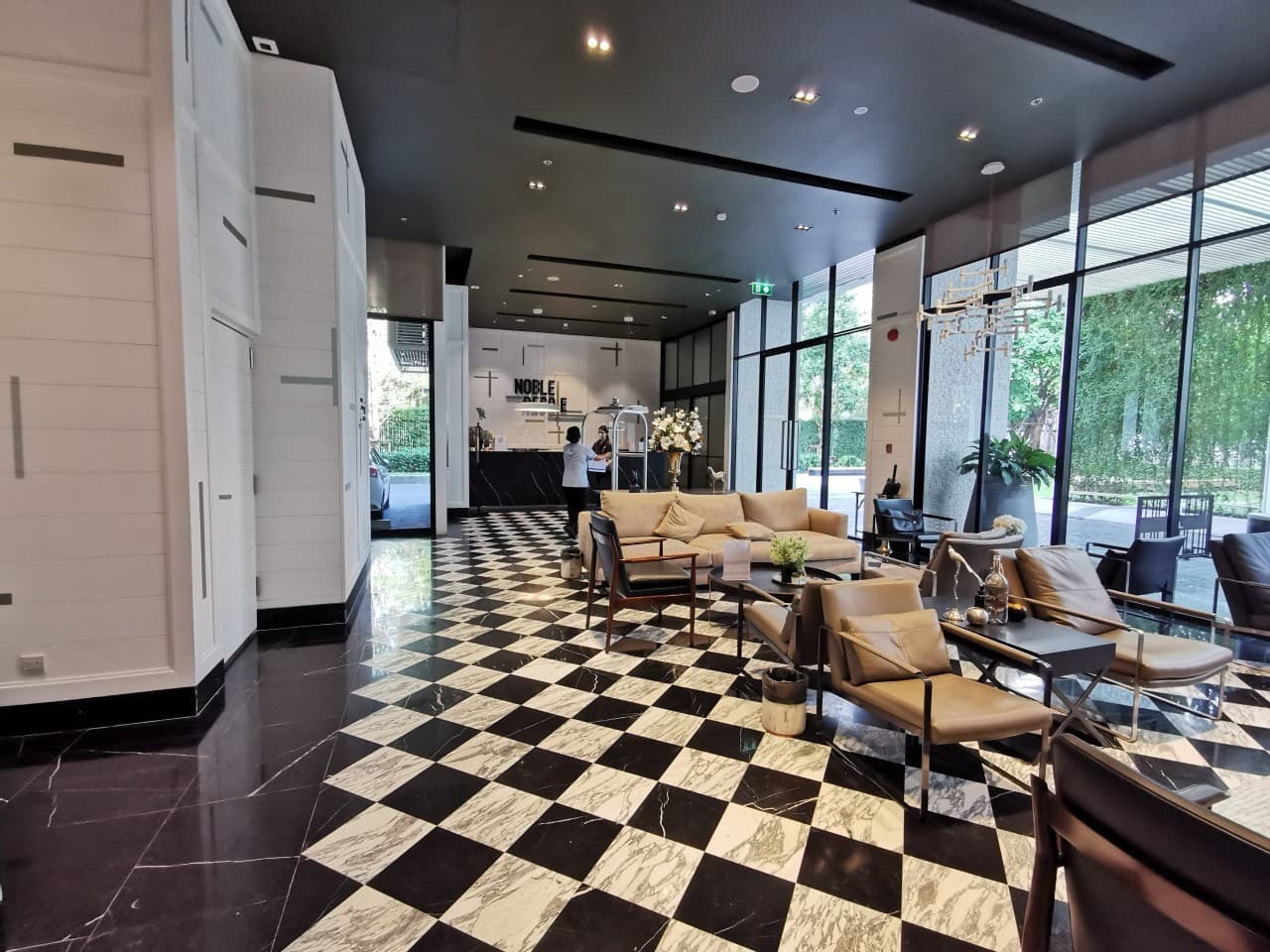 6563 – 182_living_room.jpg