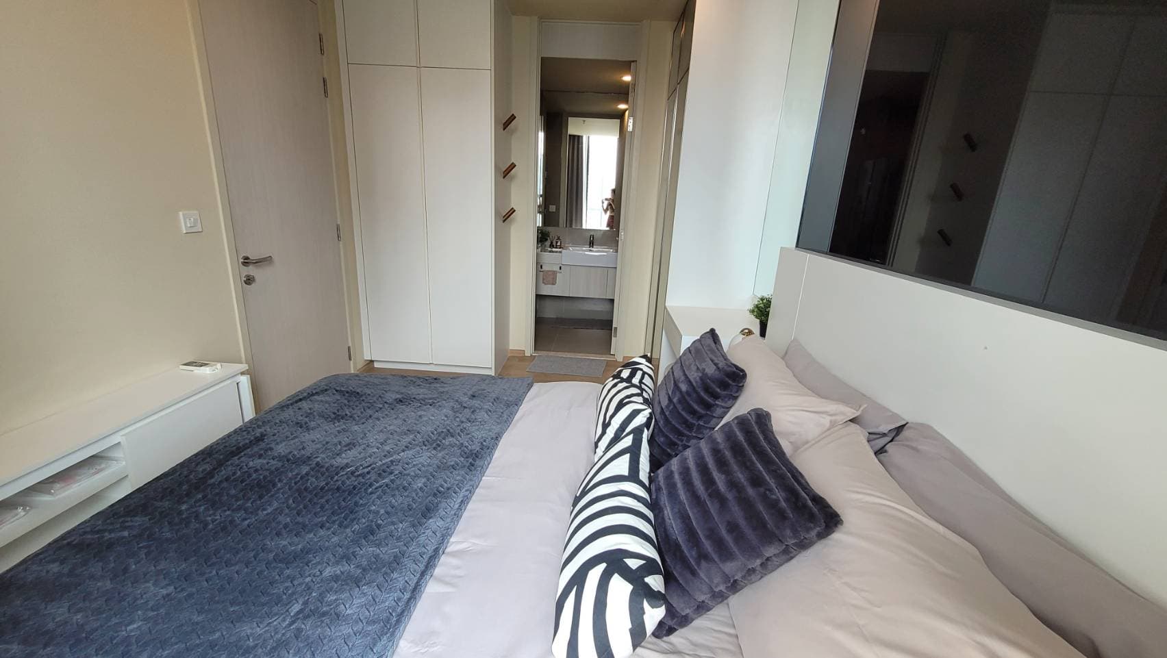 6585 – 214_bedroom.jpg