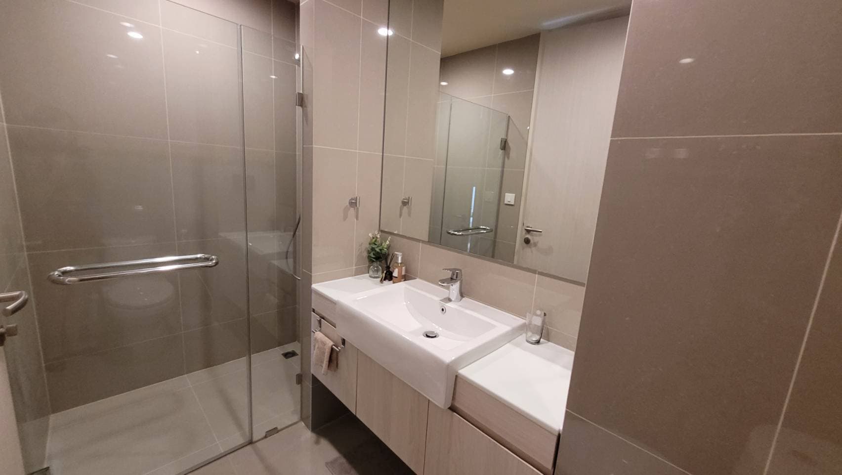6585 – 341_bathroom.jpg